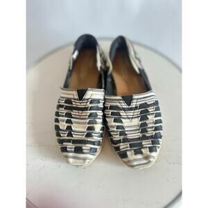 TOMS HUARACHE BLACK WHITE LEATHER FABRIC WOVEN SLIP ON COMFORT SHOE SIZE W8